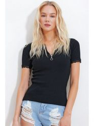 Trend Alacati Koszulka w kolorze czarnym rozmiar: L. Czarne bluzki damskie Trend Alacati, l, bez wzorów, bez kołnierzyka, bez ramiączek. Za 58.00 zł.