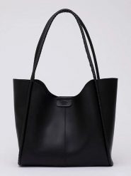 Shaka Torebka w kolorze czarnym - 30 x 29 x 9 cm rozmiar: onesize. Czarne torebki klasyczne damskie Shaka, bez wzorów, z materiału, bez dodatków. Za 113.90 zł.