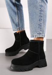 Czarne Botki z Imitacji Zamszu na Tłoczonej Podeszwie Zinqua. Czarne botki damskie Born2be, z jeansu, eleganckie, bez obcasa, na platformie, bez zapięcia. Za 159.99 zł.