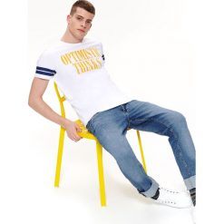 T-SHIRT Z NADRUKIEM. Białe t-shirty męskie TOP SECRET, na lato, l, bez wzorów, z bawełny, bez kołnierzyka. W wyprzedaży za 14.99 zł.
