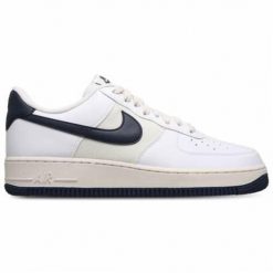 Buty do chodzenia męskie Nike Air Force 1 07 NN. Białe buty sportowe na co dzień męskie Nike, z materiału, bez zapięcia, trekkingowe, nike air force. Za 593.00 zł.
