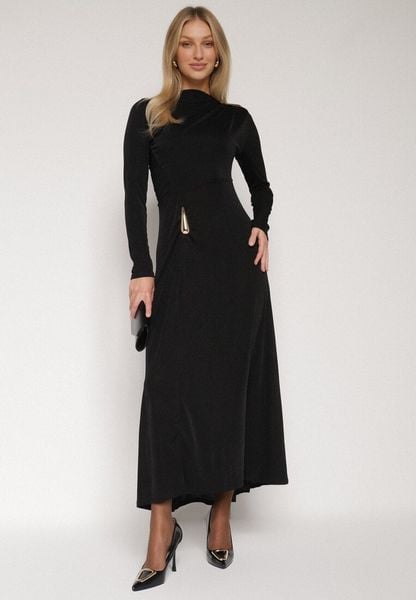 Czarna Koktajlowa Sukienka Ozdobiona Metaliczną Aplikacją i Marszczeniem z Boku Retima. Czarne sukienki damskie Born2be, m, z aplikacjami, eleganckie, bez kołnierzyka, bez ramiączek, maxi. Za 149.99 zł.