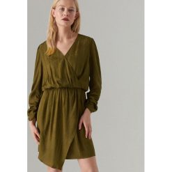 Kopertowa sukienka - Brązowy. Brązowe sukienki damskie Mohito, bez wzorów, bez kołnierzyka, bez ramiączek, kopertowe. W wyprzedaży za 39.99 zł.