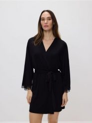 Szlafrok z koronką - czarny. Czarne szlafroki damskie Reserved, l, bez wzorów, z koronki. Za 119.99 zł.