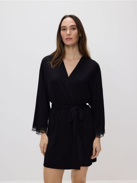 Szlafrok z koronką - czarny. Czarne szlafroki damskie Reserved, l, bez wzorów, z koronki. Za 119.99 zł.