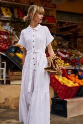 Bawełniana sukienka maxi z paskiem biała. Białe sukienki damskie MOODO, l, bez wzorów, z bawełny, bez kołnierzyka, bez ramiączek, maxi. Za 199.99 zł.