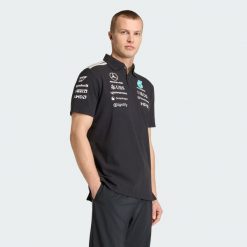 Koszulka polo MERCEDES - AMG PETRONAS FORMULA 1 TEAM ENGINEERS. Czarne koszulki polo męskie Adidas, bez wzorów, bez ramiączek. Za 439.00 zł.