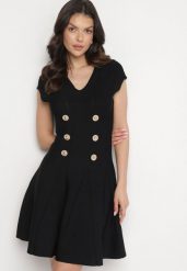 Czarna Elegancka Sukienka Rozkloszowana z Wiskozą Zdobiona Guzikami Farelna. Czarne sukienki damskie Born2be, na co dzień, na lato, z aplikacjami, z wiskozy, eleganckie, bez kołnierzyka, bez ramiączek, mini, kopertowe. W wyprzedaży za 191.99 zł.