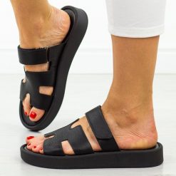 Czarne skórzane Polskie klapki damskie Suzana Ven. Czarne klapki damskie Suzana, bez wzorów, z jeansu, bez obcasa, na płaskiej podeszwie. Za 299.00 zł.