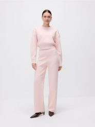 Szerokie spodnie z wiskozą - pastelowy róż. Czerwone spodnie materiałowe damskie Reserved, bez wzorów, z dzianiny. Za 159.99 zł.