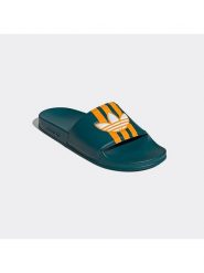 Adidas Klapki "Adilette" w kolorze zielonym rozmiar: 44,5. Zielone klapki damskie Adidas, bez wzorów, bez obcasa. Za 136.78 zł.