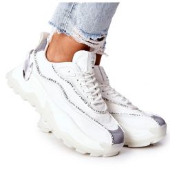 Damskie Sportowe Buty Cross Jeans II2R4017C Białe. Białe buty sportowe na co dzień damskie z aplikacjami, z jeansu. Za 284.44 zł.