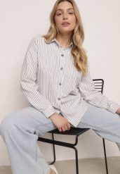 Biała Klasyczna Koszula z Bawełną w Paski Zapinana na Ozdobne Guziki Doriareida. Białe koszule damskie Born2be, m, bez wzorów, z bawełny, eleganckie, bez kołnierzyka, bez ramiączek. Za 69.99 zł.