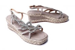 ALMA EN PENA V241010 suede taupe, sandały damskie. Szare sandały damskie Alma En Pena, bez wzorów, bez obcasa, na koturnie. Za 347.94 zł.