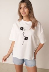 Biały T-shirt z Wiskozy z Perełkami i Kwiatami 3D Rossalie. Białe t-shirty damskie Born2be, l, bez wzorów, z jeansu, bez kołnierzyka. Za 79.99 zł.