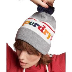 Czapka z logo dla kobiet Superdry Essential. Szare czapki zimowe damskie Superdry. W wyprzedaży za 99.30 zł.