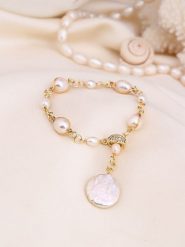 L'Atelier de Gaia Pozłacana bransoletka z cyrkoniami i perłami rozmiar: onesize. Białe bransoletki damskie L'Atelier de Gaia, pozłacane. Za 69.99 zł.