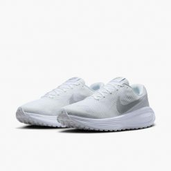 Buty męskie do biegania Nike Revolution 8 białe. Białe obuwie do biegania damskie Nike, nike revolution. Za 299.00 zł.
