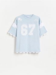 T-shirt z koronkowym zdobieniem - jasnoniebieski. Niebieskie koszulki dziewczęce Reserved, z aplikacjami, z bawełny, bez ramiączek. Za 45.99 zł.