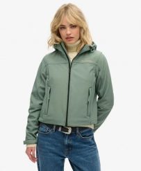 Superdry Soft Shell Trekker Kurtka z kapturem — krótki krój. Zielone kurtki damskie Superdry., bez wzorów, z elastanu, z kapturem. Za 485.35 zł.