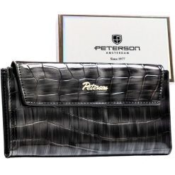 Szary portfel damski ze skóry ekologicznej zamykany na zatrzask - Peterson. Szare portfele damskie Peterson, z aplikacjami, ze skóry ekologicznej. Za 94.99 zł.