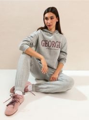 Spodnie jogger fleece z nadrukiem - szary. Szare spodnie materiałowe damskie Sinsay, bez wzorów. Za 29.99 zł.