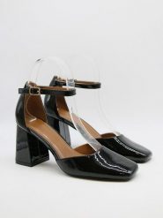 Bellucci Czółenka w kolorze czarnym rozmiar: 38. Czarne czółenka damskie Bellucci, bez wzorów, bez obcasa. Za 117.99 zł.