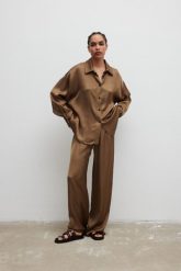 Luźne spodnie satynowe w kolorze SHADE OF GOLD - LYNX-XS/S. Żółte spodnie materiałowe damskie Marsala, bez wzorów, z gumy, eleganckie. Za 299.90 zł.