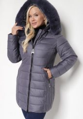 Fioletowa Pikowana Kurtka o Taliowanym Kroju z Odpinanym Kapturem i Futrem Deozora. Fioletowe kurtki damskie Born2be, plus size, bez wzorów, z dzianiny. Za 299.99 zł.