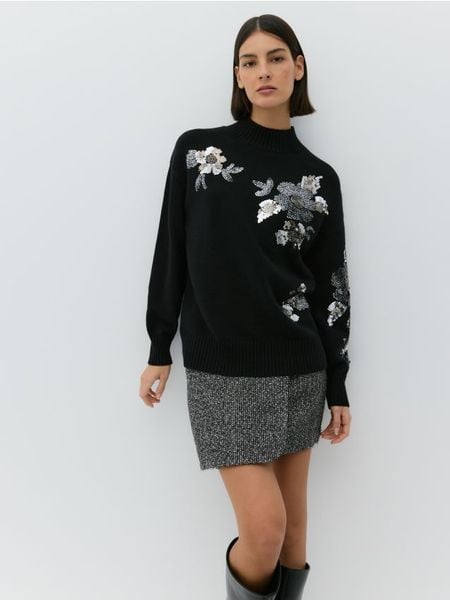 Sweter z cekinowymi aplikacjami - czarny. Czarne swetry klasyczne damskie Reserved, l, z dzianiny, bez kołnierzyka. W wyprzedaży za 69.99 zł.