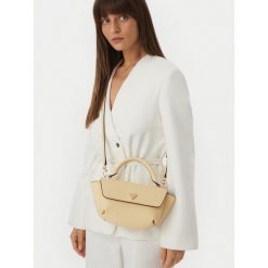 Torebka Guess. Żółte torebki klasyczne damskie Guess, z aplikacjami, bez dodatków. Za 489.99 zł.