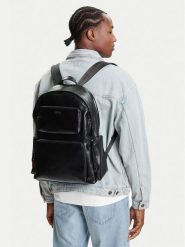 Guess Plecak 177229 Czarny. Czarne plecaki męskie Guess, z aplikacjami, ze skóry. Za 459.99 zł.