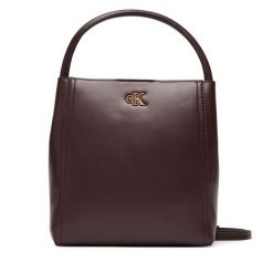 Torebka Calvin Klein. Czerwone torebki klasyczne damskie CALVIN KLEIN, bez wzorów, bez dodatków. Za 539.99 zł.