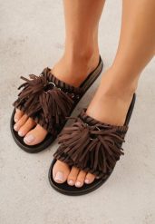 Czarne Klapki w Stylu Boho Zdobione Frędzlami Stavania. Czarne klapki damskie Born2be, z aplikacjami, z jeansu, bez obcasa, na płaskiej podeszwie. Za 99.99 zł.