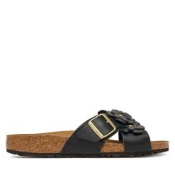 Klapki Birkenstock. Czarne klapki damskie Birkenstock, bez wzorów, bez obcasa. Za 589.99 zł.