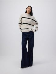 Sweter w paski z domieszką wełny - wielobarwny. Swetry klasyczne damskie Reserved, l, z dzianiny, bez kołnierzyka. W wyprzedaży za 109.99 zł.