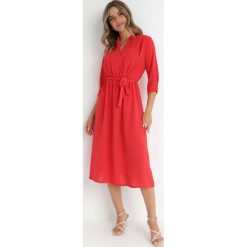 Czerwona Sukienka Rheniolea. Czerwone sukienki damskie Born2be, m, bez wzorów, eleganckie, bez kołnierzyka, bez ramiączek, midi, kopertowe. W wyprzedaży za 87.99 zł.