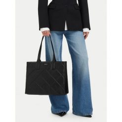Torebka JENNY. Czarne torebki klasyczne damskie Jenny, bez wzorów, bez dodatków. Za 159.99 zł.