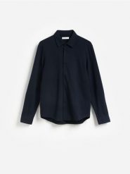 Koszula regular fit z wiskozą - granatowy. Niebieskie koszule męskie Reserved, l, bez wzorów, z dzianiny, bez kołnierzyka, bez ramiączek. Za 129.99 zł.