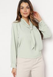 Jasnozielona Bluzka z Krawatem i Ozdobną Perłą Jonista. Zielone bluzki damskie Born2be, bez wzorów, eleganckie, bez kołnierzyka, bez ramiączek. Za 79.99 zł.