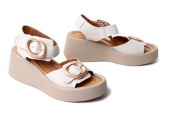 Artiker Relaks 58C2199 Beżowy, sandały damskie. Brązowe sandały damskie Artiker Relaks, bez wzorów, ze skóry, bez obcasa, na koturnie. Za 329.90 zł.