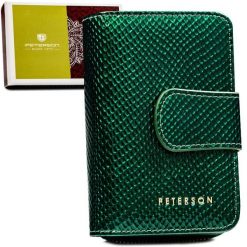 Portfel damski Peterson PTN 425214-DSL zielony. Zielone portfele damskie Peterson, bez wzorów, ze skóry. Za 124.99 zł.