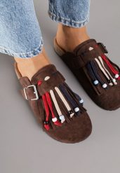 Brązowe Klapki Mule w Stylu Boho z Ozdobnymi Frędzlami Varre. Brązowe klapki damskie Born2be, bez wzorów, z jeansu, bez obcasa, na płaskiej podeszwie. Za 89.99 zł.