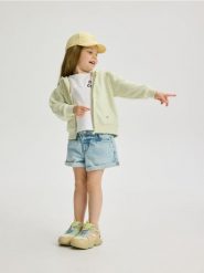 Bawełniana bluza z haftem - jasnozielony. Zielone bluzy i bluzki niemowlęce Reserved, bez wzorów, z bawełny, bez ramiączek, bez kaptura. W wyprzedaży za 29.99 zł.