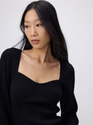 Sweter z bufiastymi rękawami - czarny. Czarne swetry klasyczne damskie Reserved, l, z dzianiny, bez kołnierzyka. W wyprzedaży za 79.99 zł.