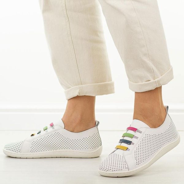 Białe skórzane półbuty damskie barefoot Jezzi Ol38-5. Białe półbuty damskie Jezzi, w ażurowe wzory, z jeansu, klasyczne, bez obcasa, na płaskiej podeszwie. Za 239.00 zł.