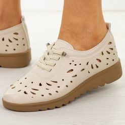 Beżowe ażurowe półbuty damskie Potocki 16388. Brązowe półbuty damskie POTOCKI, w ażurowe wzory, z dresówki, biznesowe, z okrągłym noskiem, bez obcasa, na płaskiej podeszwie. W wyprzedaży za 104.72 zł.