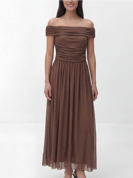 Sukienka midi z drapowaniem - brązowy. Brązowe sukienki damskie Reserved, l, bez wzorów, z dzianiny, bez kołnierzyka, bez ramiączek, midi, rozkloszowane. Za 129.99 zł.