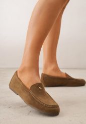 Ciemnobeżowe Mokasyny VICES ze Skórzaną Wkładką i Metalową Ozdobą Aquilin. Brązowe mokasyny damskie Born2be, z materiału. Za 89.99 zł.