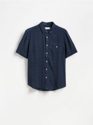 Koszula regular fit w kratę - granatowy. Niebieskie koszule męskie Reserved, l, bez wzorów, z tkaniny, bez kołnierzyka, bez ramiączek. Za 119.99 zł.